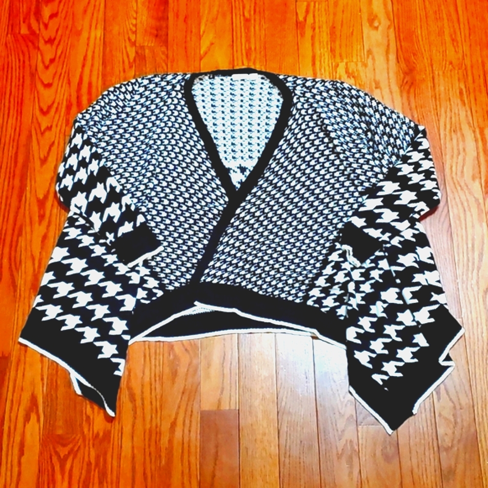 NWOT:  WOMENS CATO HOUNDSTOOTH PRINT SWEATER